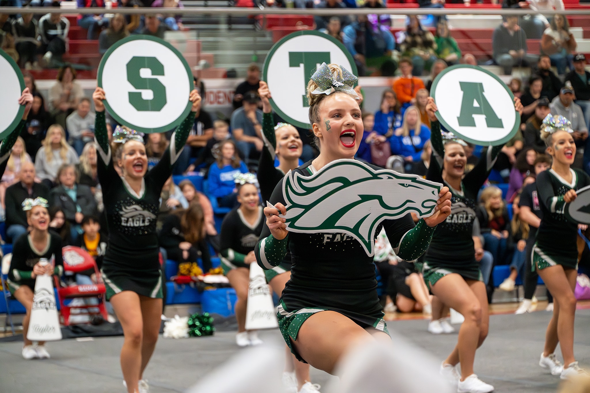 Cheerleaders performing at school sports competition — Eagle Idaho