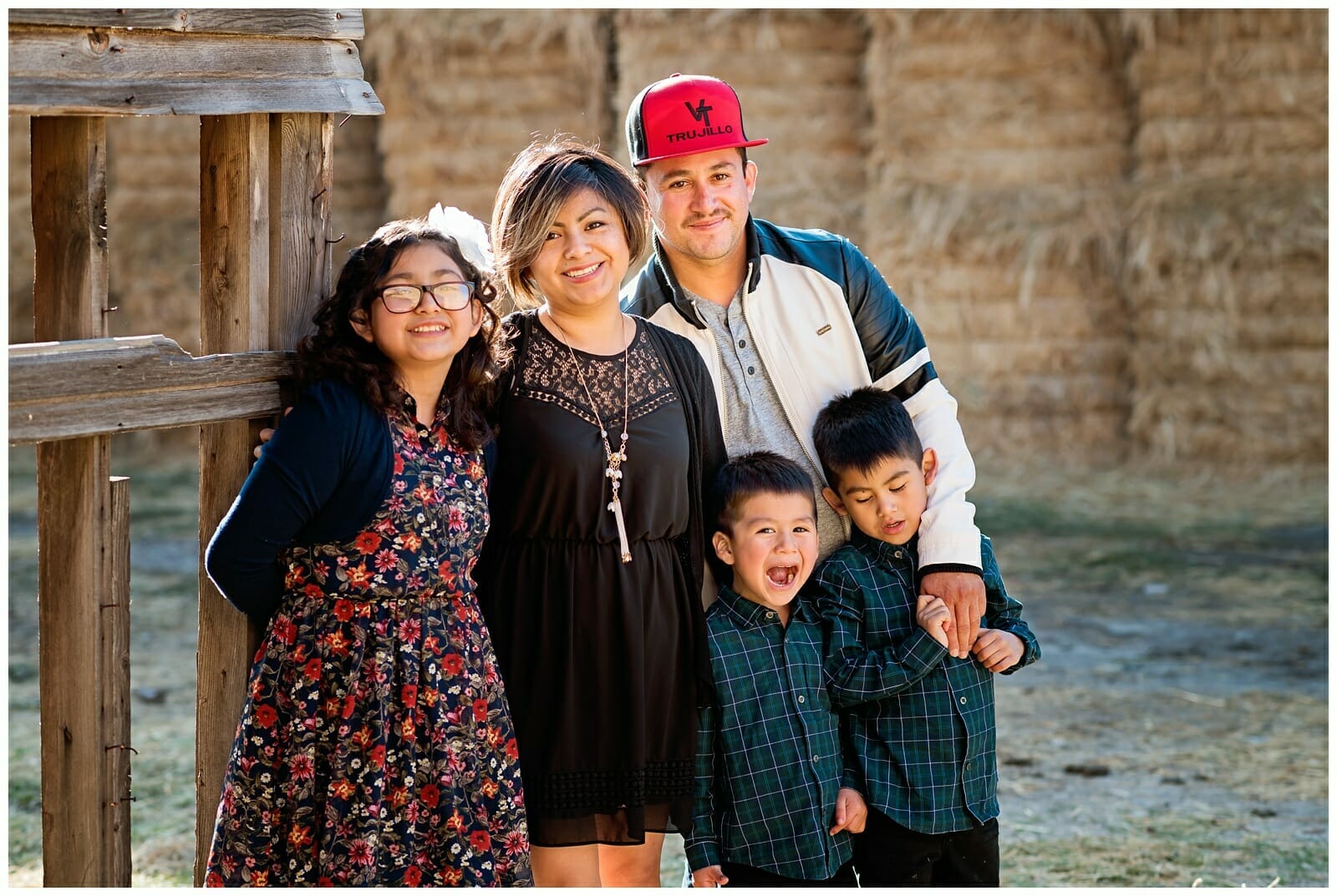 Idahope photography family by a barn and haystack